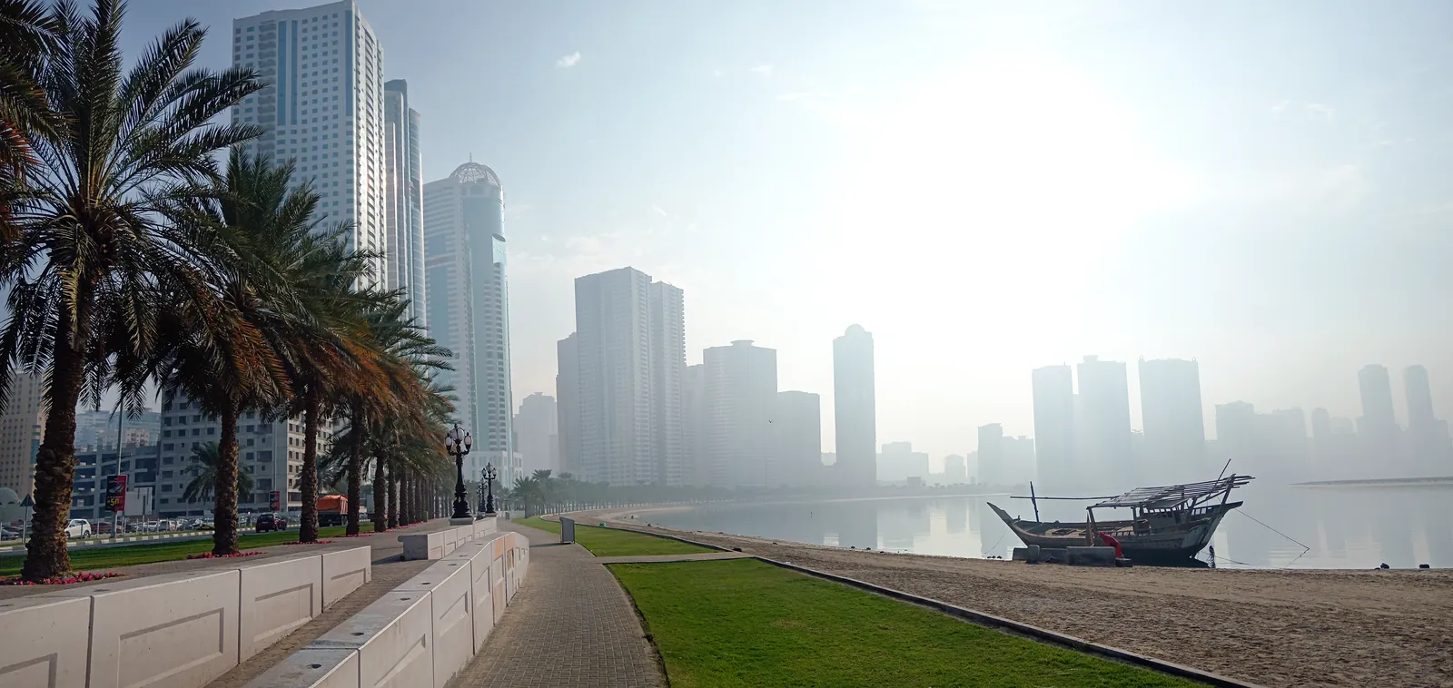 La corniche d'Al Khan, palmiers et boutre