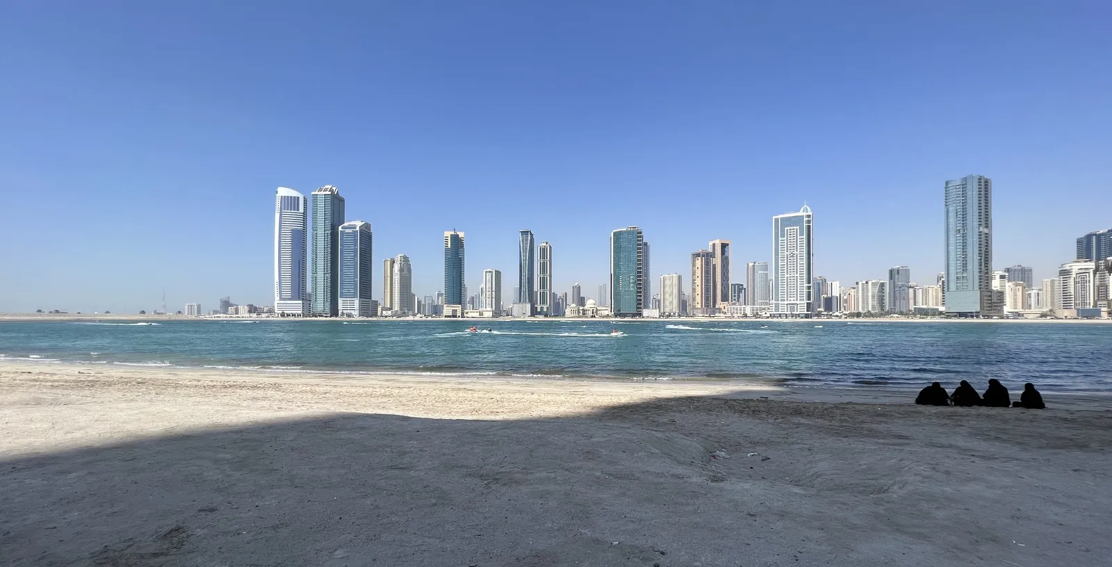 La plage d'Al Khan et la skyline d'Al Taawun